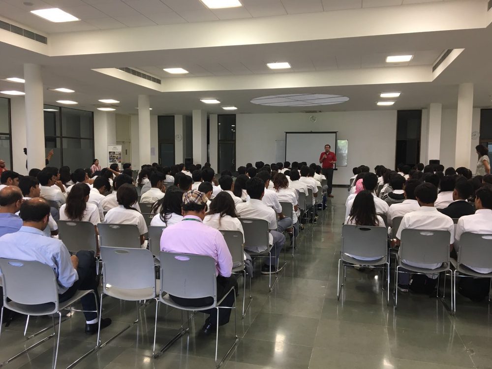 Alex Munoz presenting to students at a college fair